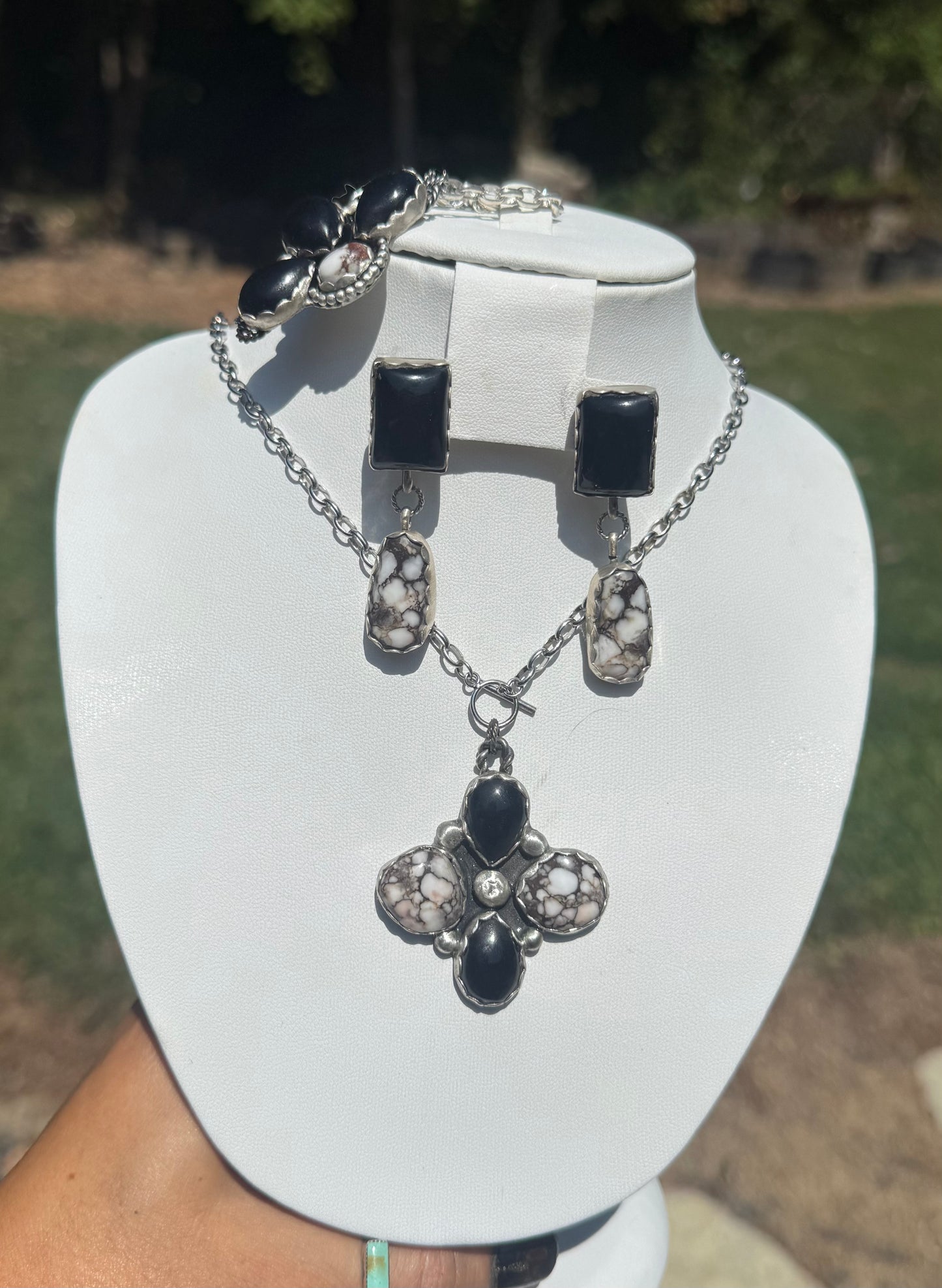 Black onyx & wild horse set