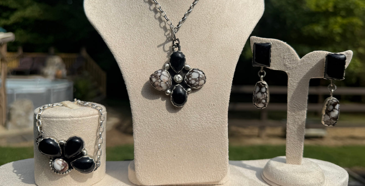 Black onyx & wild horse set